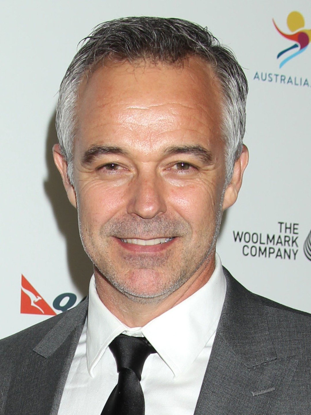 How tall is Cameron Daddo?